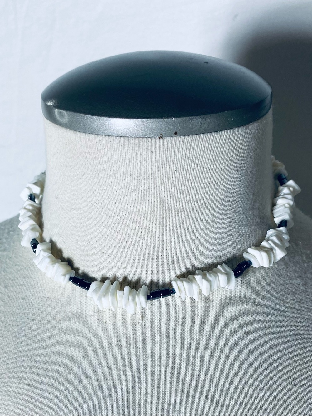Vintage Y2K White Shell Chip Choker Necklace Dark Accent Bead Coastal Beach Boho